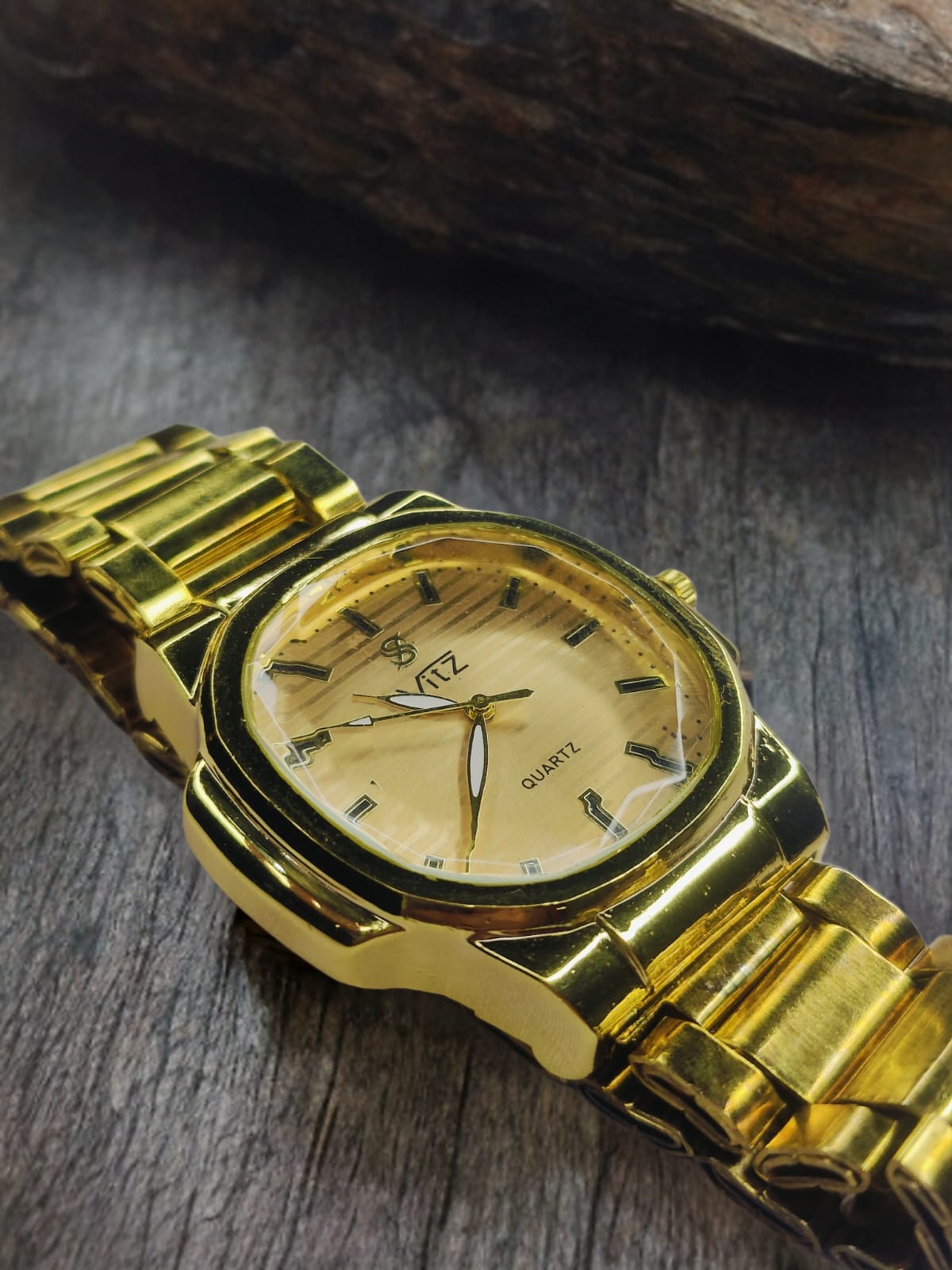 Golden Radiance: A Luxurious Timepiece Crafted for men Who Shine with Elegance