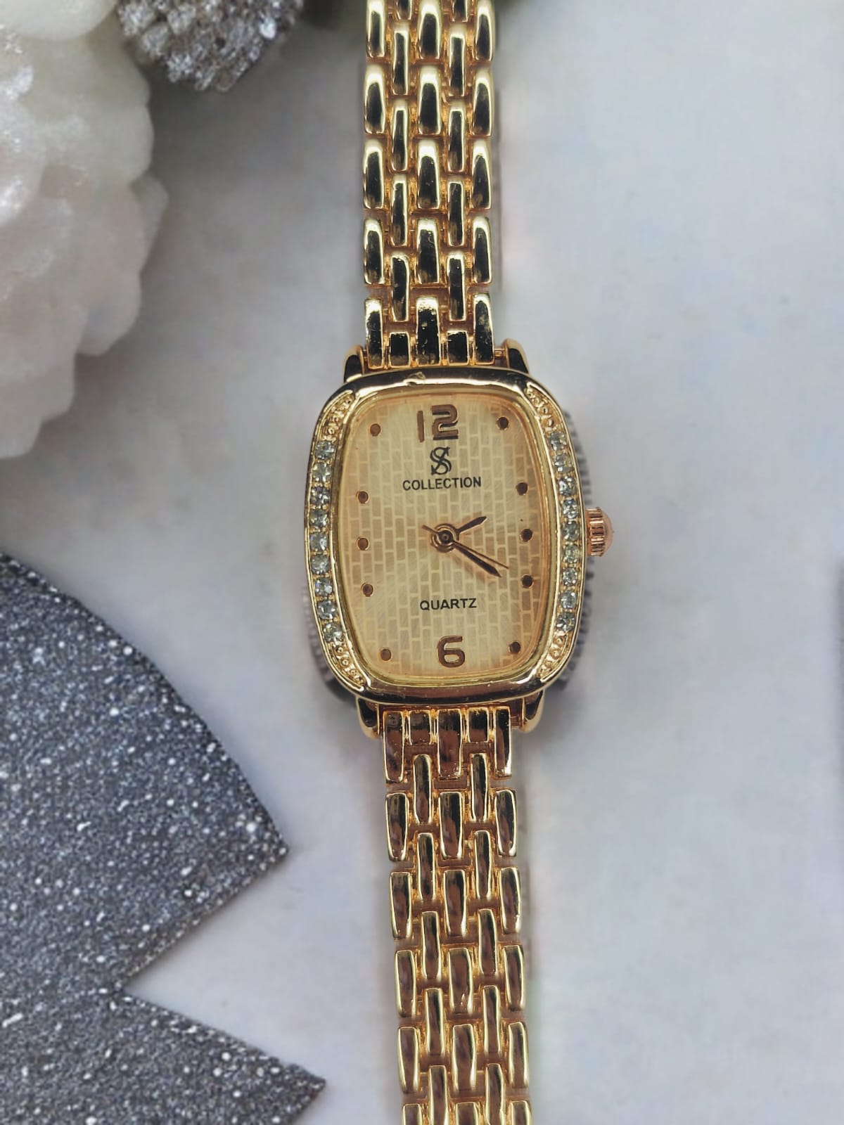 Queen’s Timepiece: Elegant Casual Quartz Watch with Classic Alloy Strap for Women & Girls