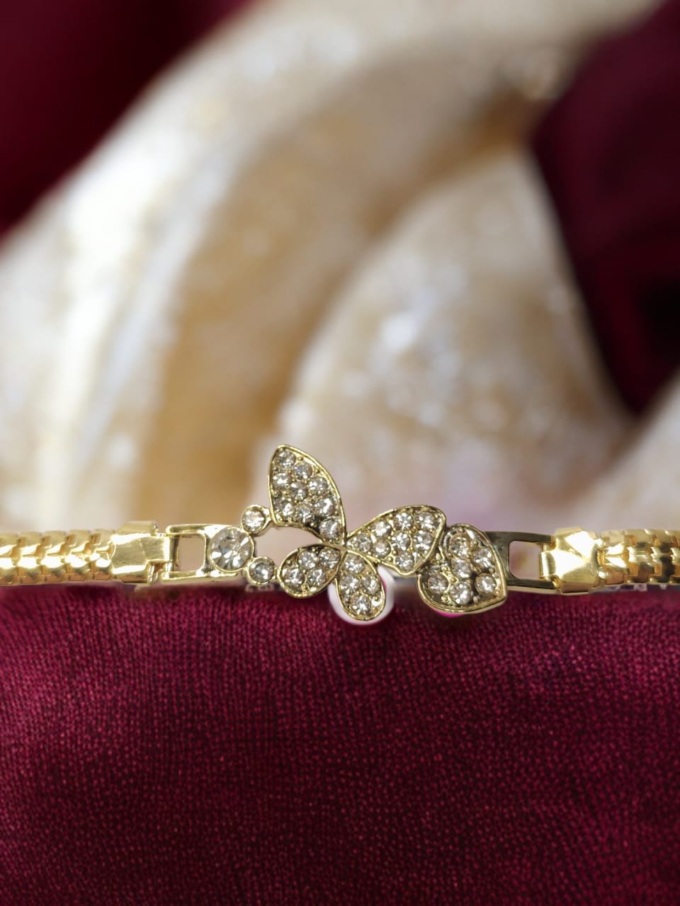 Butterfly Bracelet with Sparkling Diamonds – A Touch of Grace for Every Wrist!"