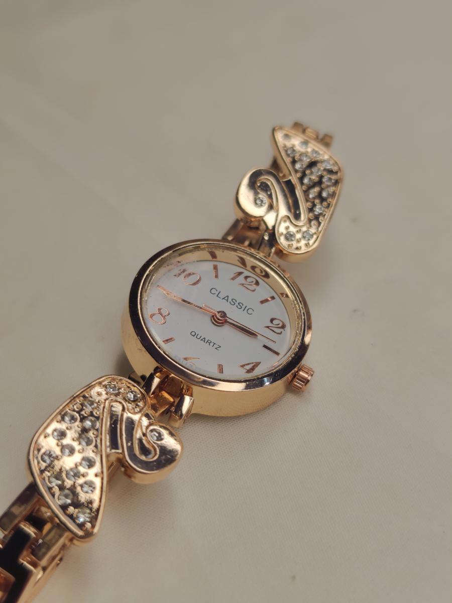 Rose Gold Radiance: A Timeless Luxury Watch for Women and Girls